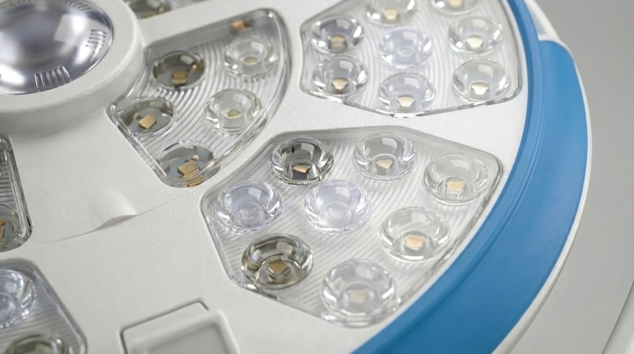 Detailaufnahme der LED-Module einer OP-Leuchte mit transparenten Linsen und Reflektoren für präzise, schattenarme Ausleuchtung.