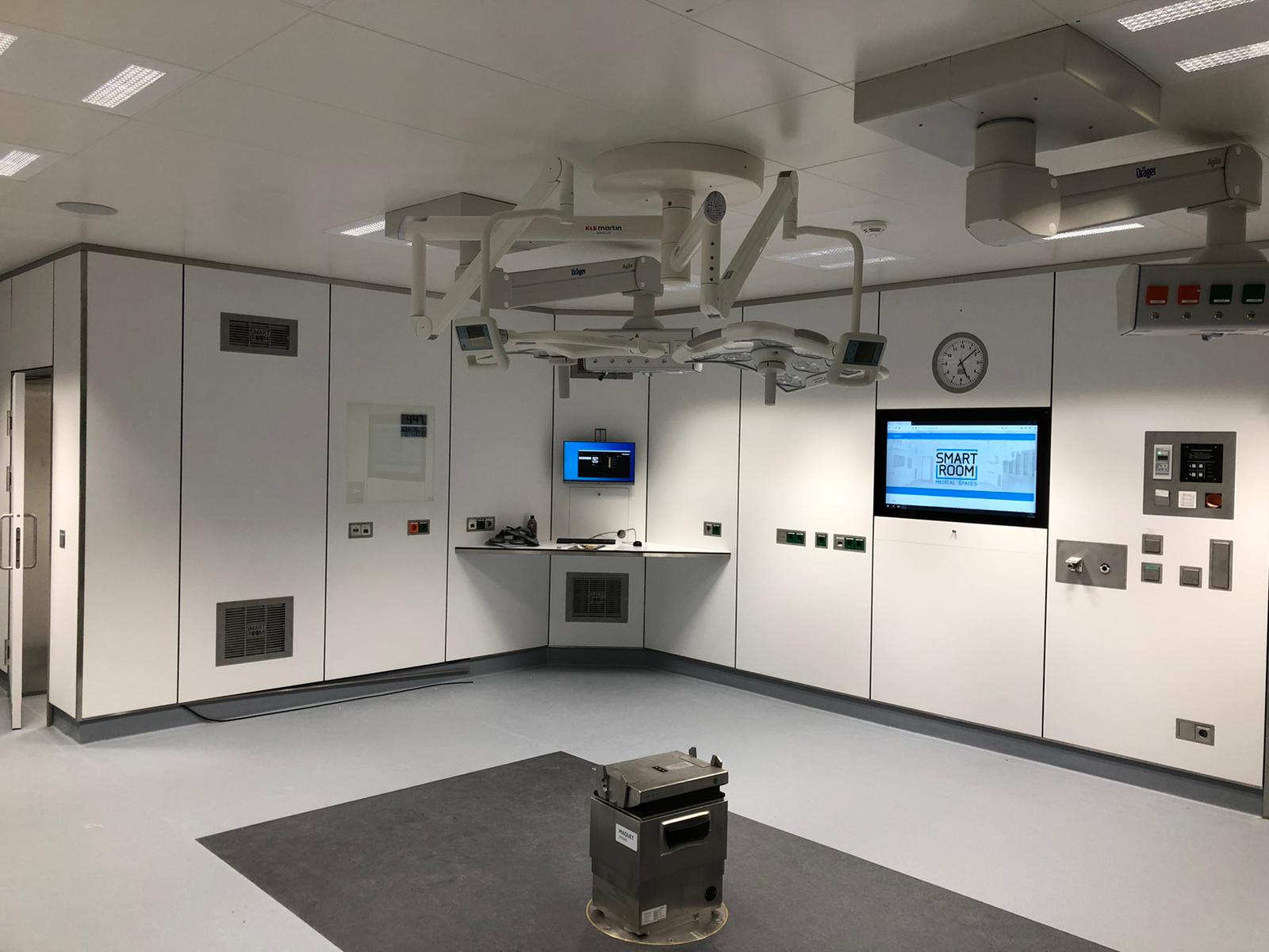 Moderner Operationssaal mit Deckenversorgungseinheit, OP-Leuchten und integrierten Monitoren in einem SmartRoom-Konzept.